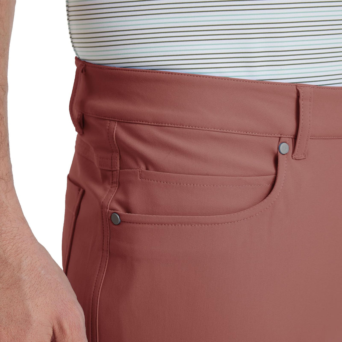 Belt loops detail on M MAELREG golf pants suitable for versatile belts