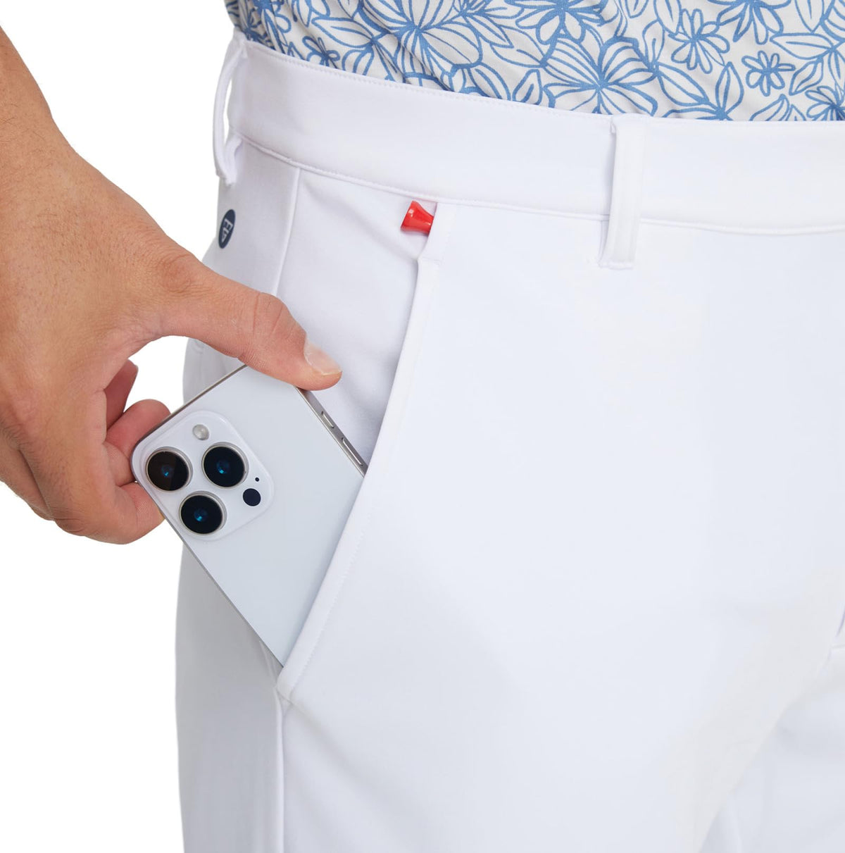 Back and front pocket layout on M MAELREG golf pants for valuables.