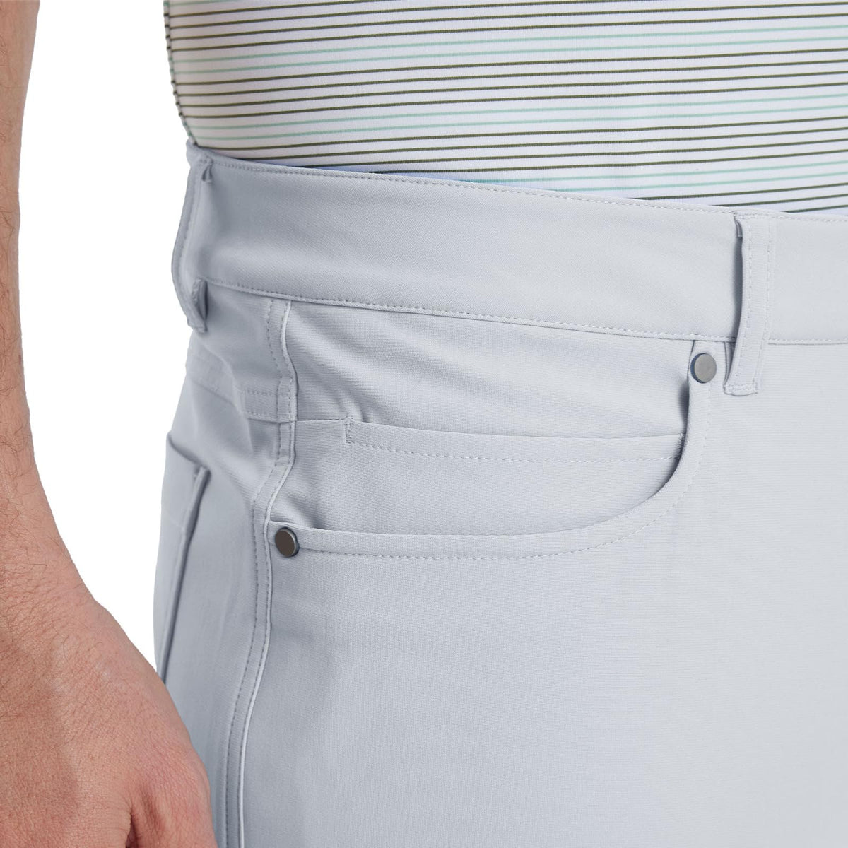 M MAELREG pants in motion on course show flexible movement