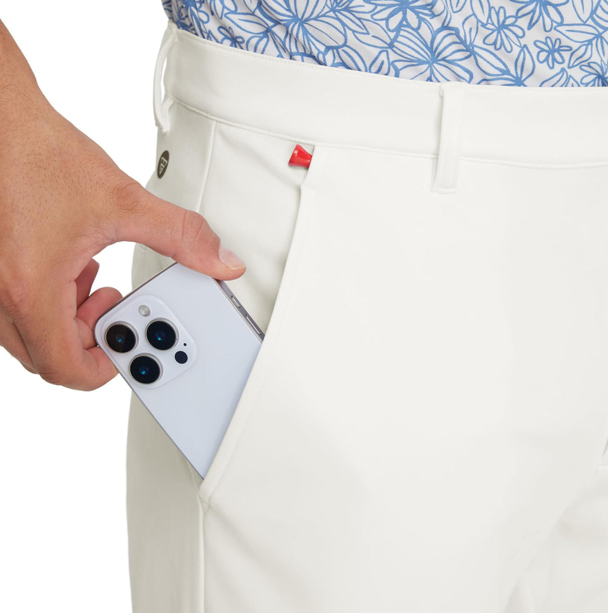 MAELREG golf pants water-resistant fabric texture for chilly days.