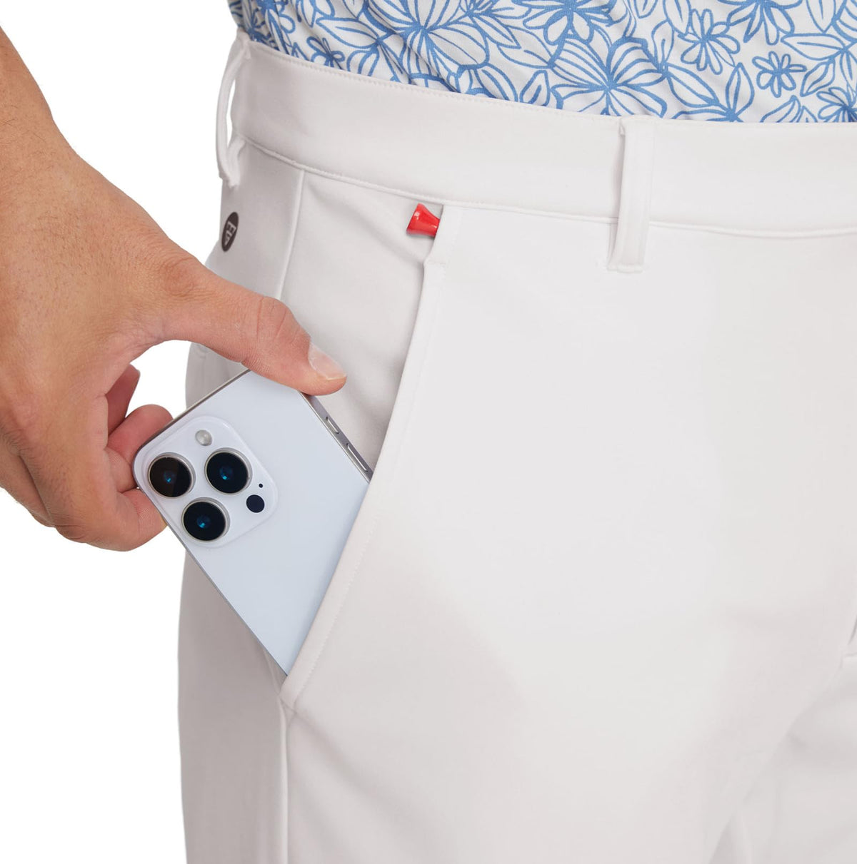 M MAELREG pants use water-resistant fabric to handle damp mornings on the course.