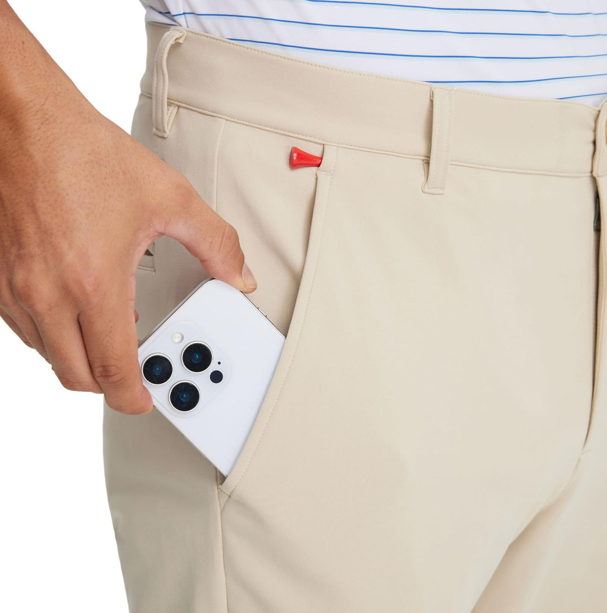 M MAELREG water-resistant golf pants protect you in damp conditions.