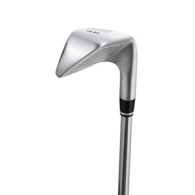 MAZEL wide-sole wedge reduces digging for easier turf interaction.