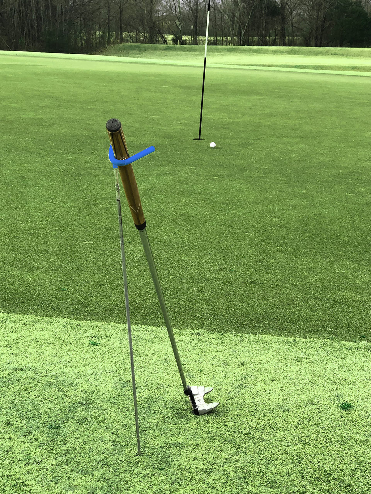 Mobile Pro Shop keeps clubs dry and clean when away from hands on the fairway.