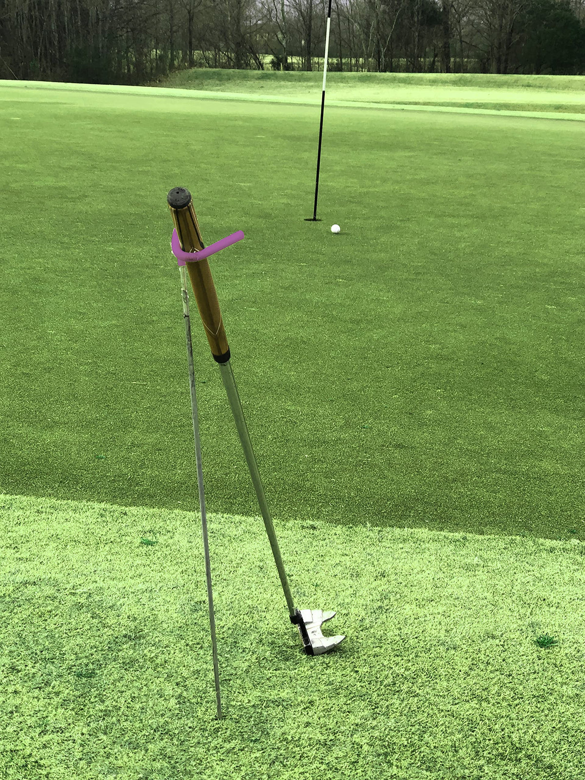Lightweight design of the V-Stick stand to ease carrying during rounds.