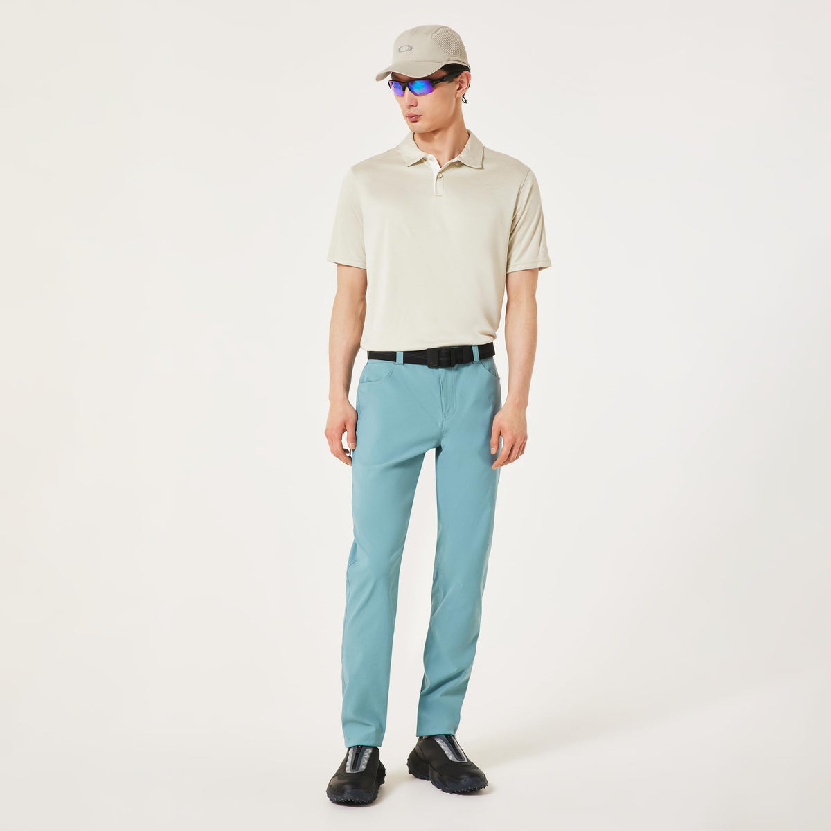 Oakley Transition Pant Pacific model wearing, versatile golf-to-street wear.