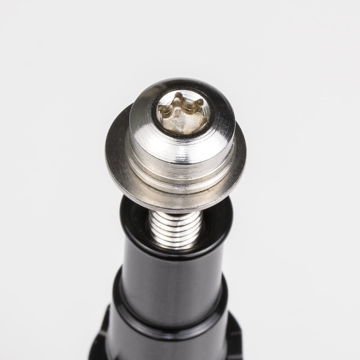 QUEEN3C adapter demonstrates heat-assisted installation for metal expansion.