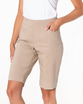SLIM-SATION shorts in stretch fabric offer comfortable mobility for travel and everyday wear.