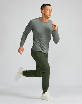 Soothfeel men's fleece-lined golf joggers travel-ready styling for versatile use.