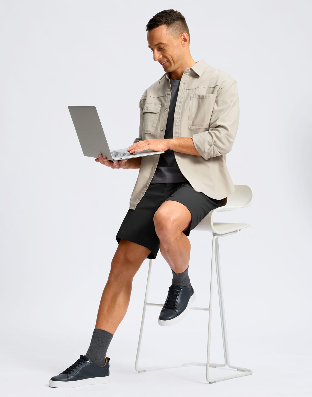 Soothfeel men's golf shorts worn on model for versatile wear