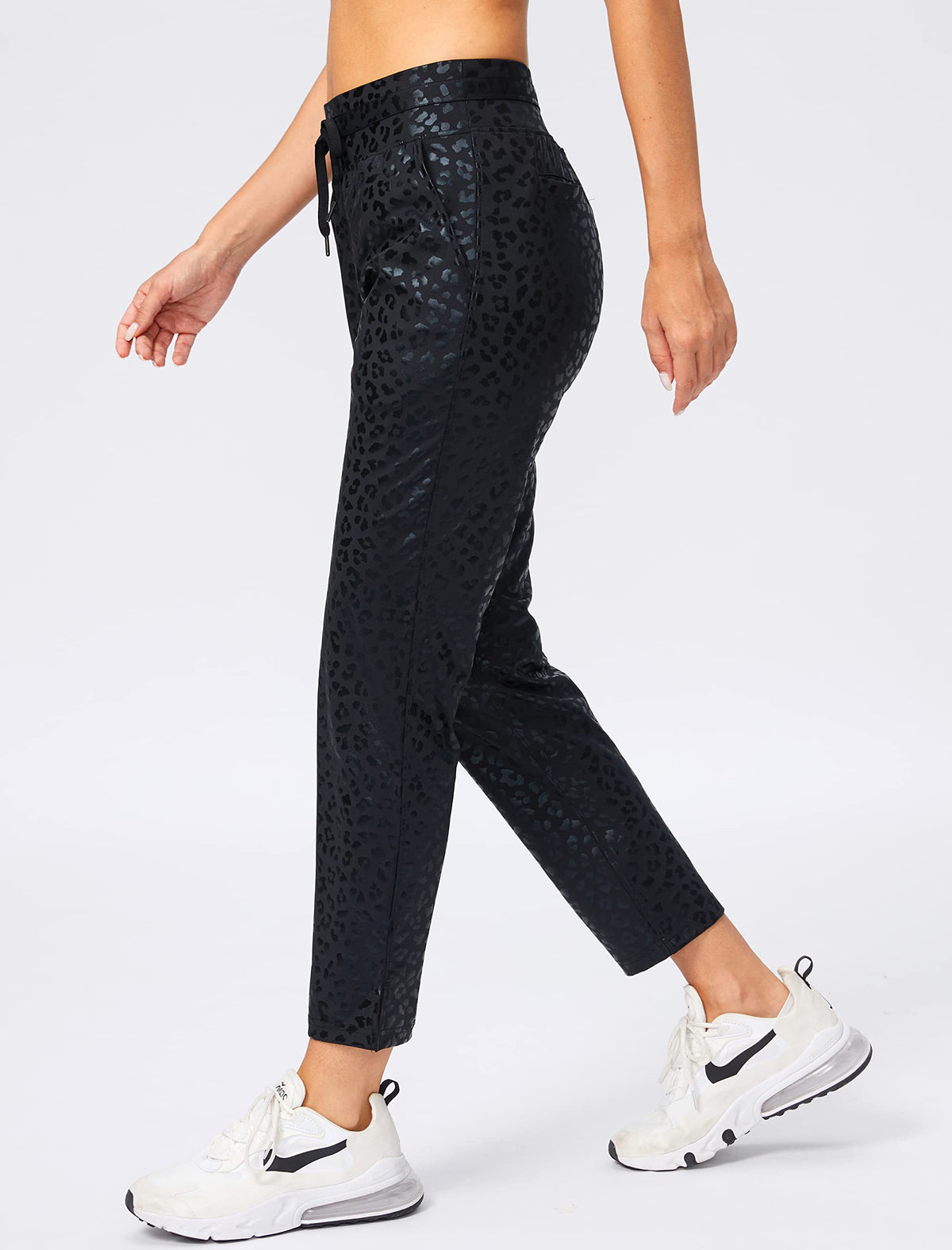 Soothfeel 7/8-length pants ideal for travel and golf.