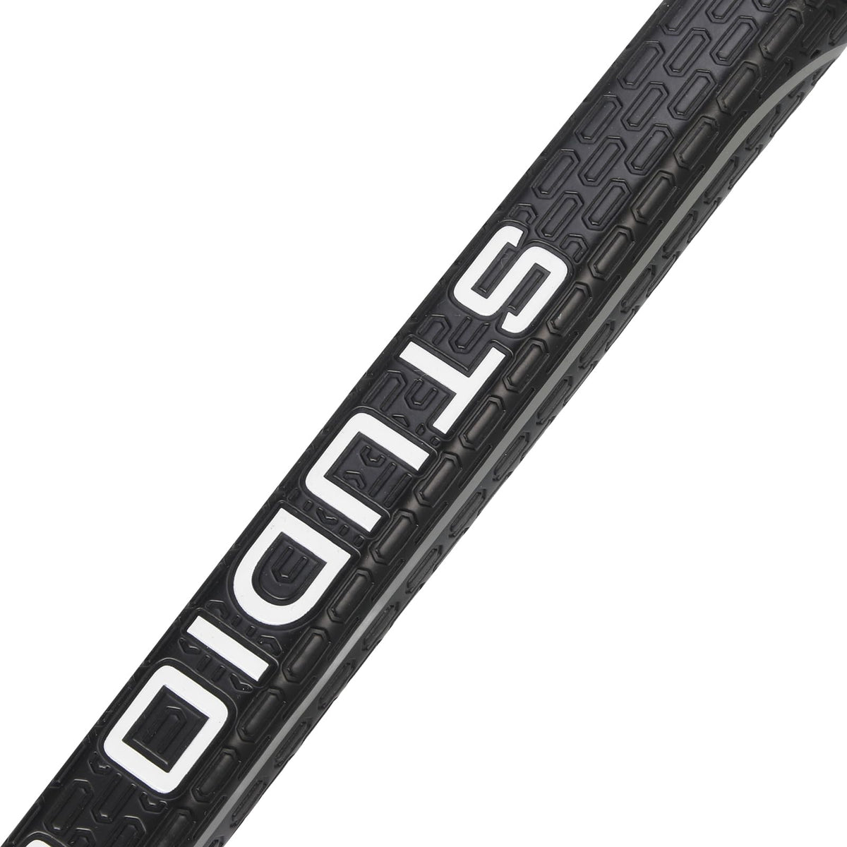 Studio Crafted 17 inches length grip delivers balanced feel during putt setups.
