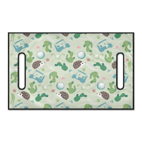 Suobstales hedgehog-mushroom design guards against stains during outdoor rounds.