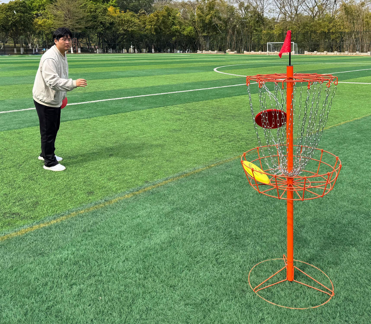 Tarumg disc golf basket in use demonstrates portable performance.