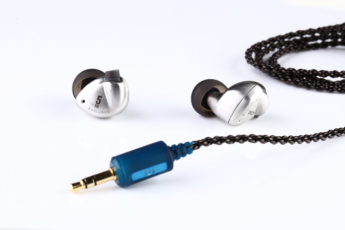 TFZ Exclusive 5 002 Silver earpiece closeup demonstrates comfortable fit.