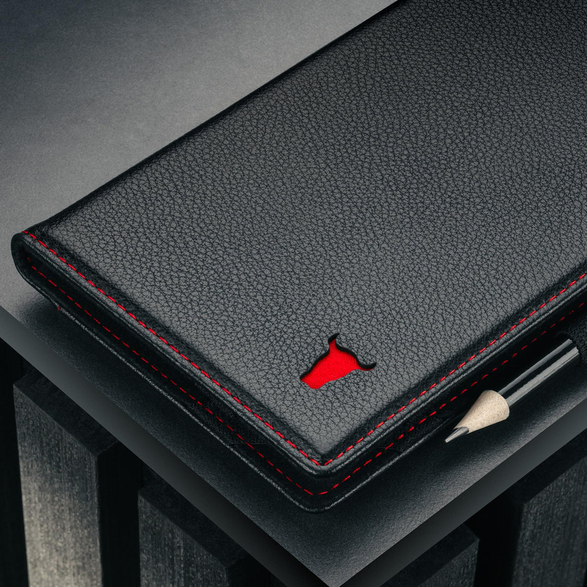TORRO magnetic closure keeps scorecard secure