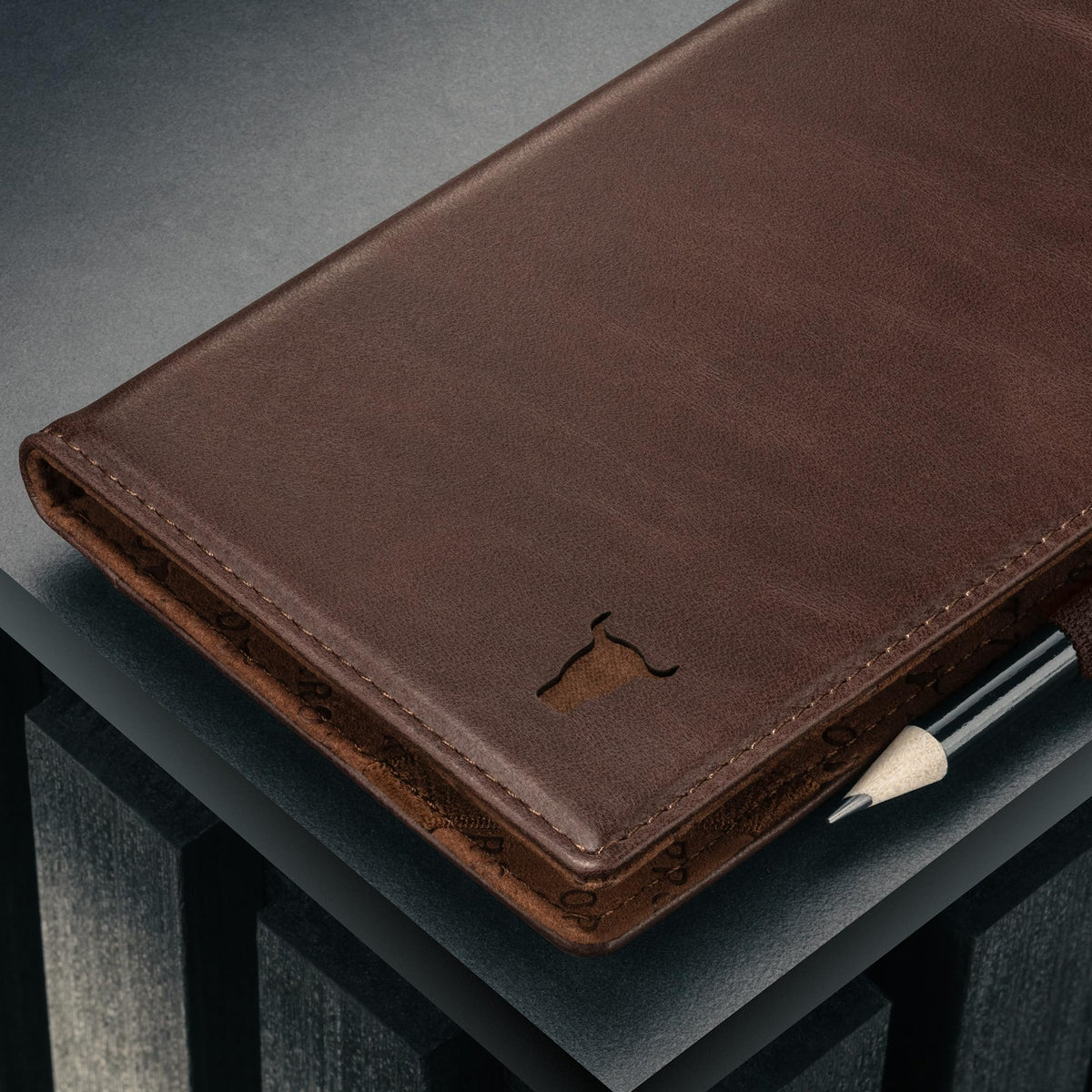 TORRO interior microfibre lining protects scorecards during play.