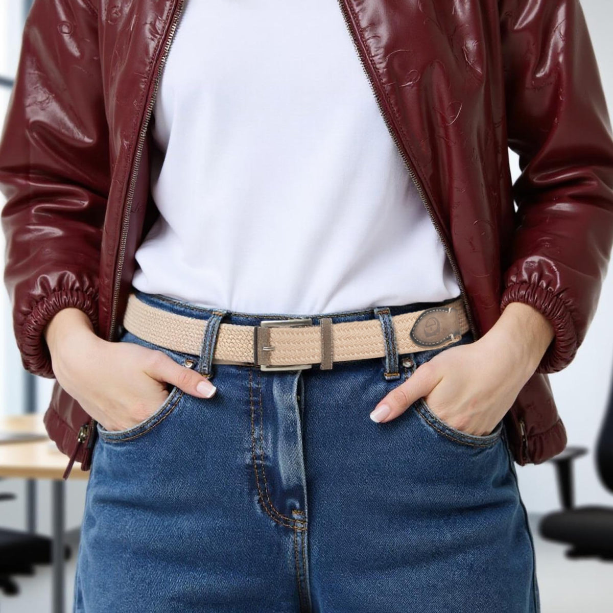 TOUGERJOY belt with multicolor strips complements jeans or golf outfits.