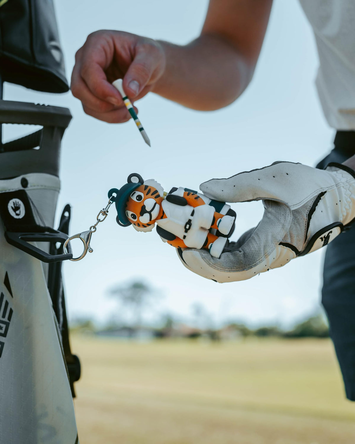 Tee holder clipped onto a bag for fast access during play