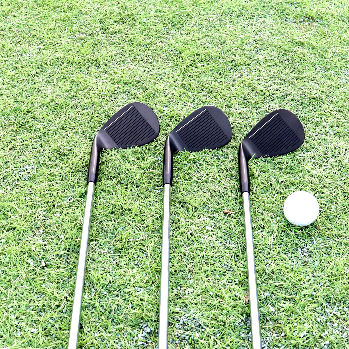 WENGH 3-club set suits right-handed players seeking versatile shots.