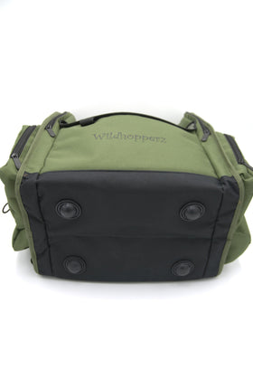 Wildhopperz disc golf backpack side pocket highlights easy water bottle access
