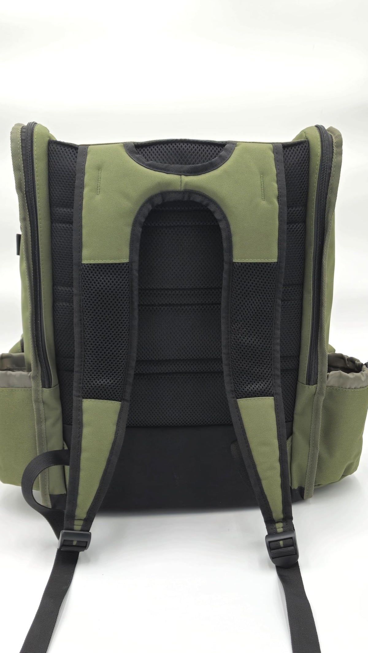 Wildhopperz disc golf backpack top putter slots provide quick access