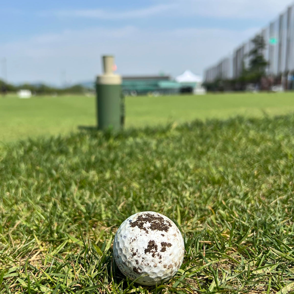 Wiz Bottle dirt-filter system keeps golf balls cleaner and sand-free.