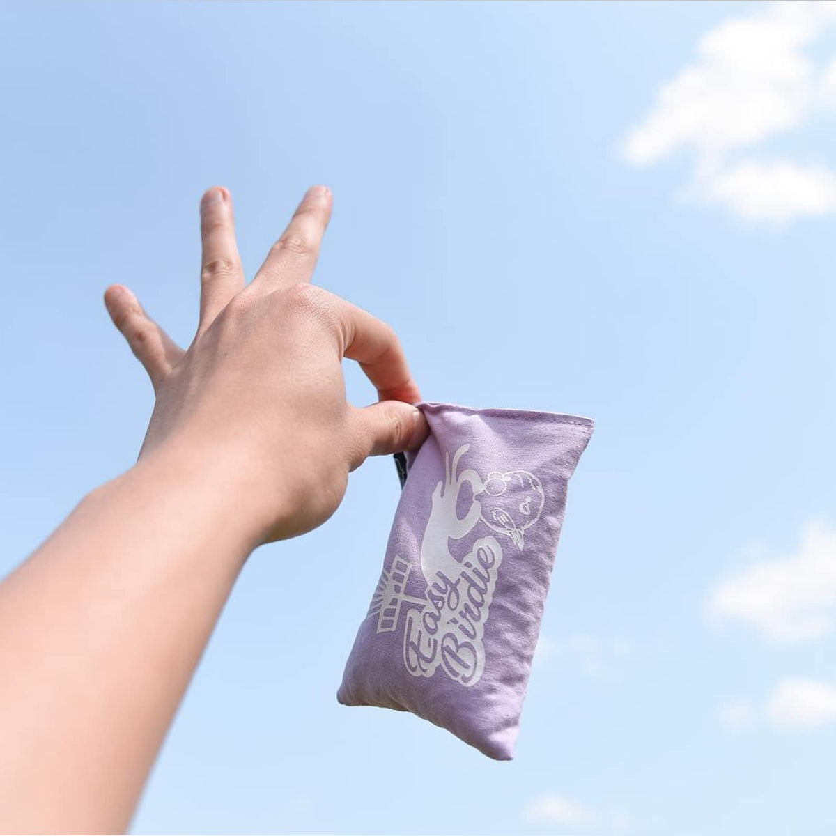 Yikun grip bag as mess-free alternative to traditional chalk