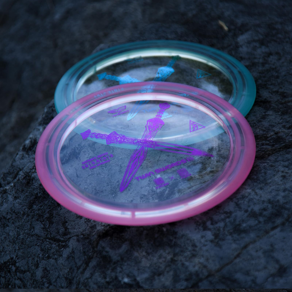 Yikundiscs Yikun Twin Swords PDGA-approved label and pink transparent color
