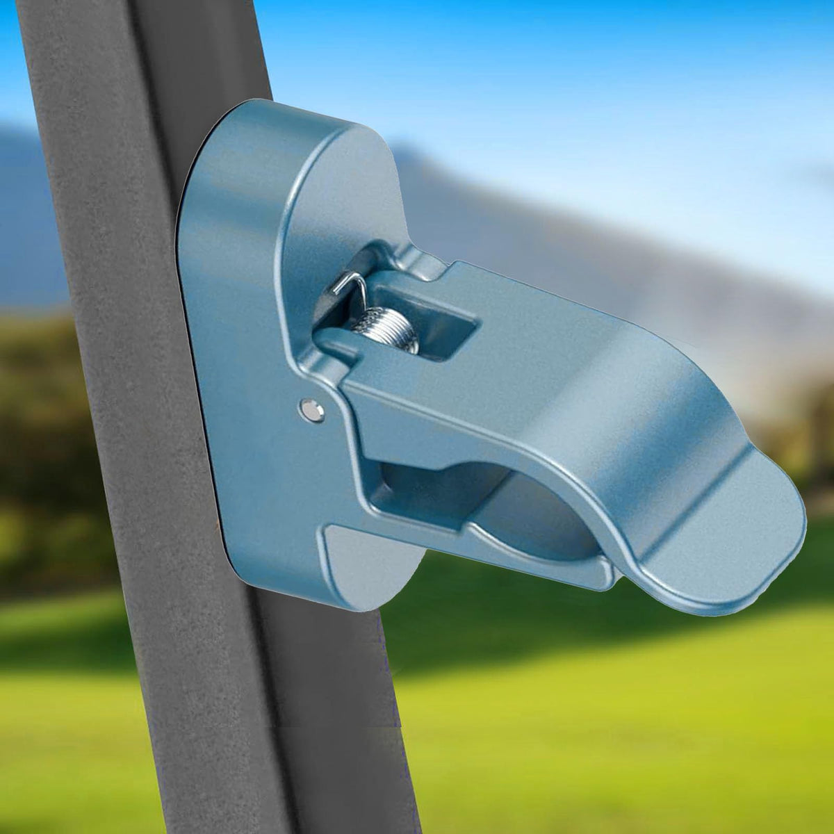 Yunir scratch-free hold protects cart surfaces during rounds.